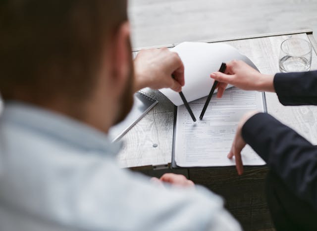 People-discussing-work